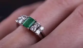 anello con smeraldo e diamanti con ampia montatura