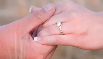 I migliori anelli di fidanzamento per le dita paffute