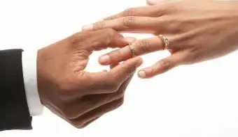 Anéis de noivado x anéis de casamento