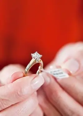 Quanto gastar em um anel de noivado