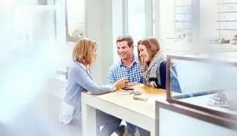 Joalheiro ajudando casal