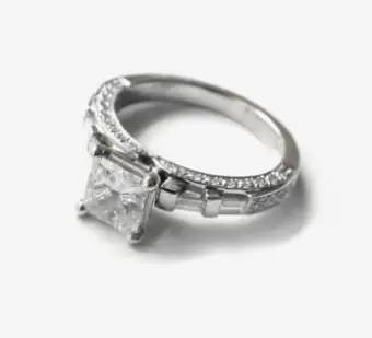 프린세스 컷 약혼 반지.