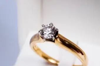 프롱 세팅 골드 약혼 반지