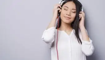 jeune femme, porter, écouteurs