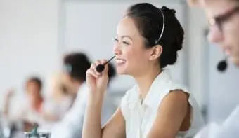 ヘッドセットを身に着けているカスタマーサービスの女性