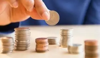 コインを積み重ねる女性