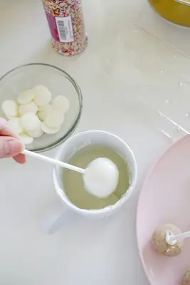 dipping cake pops in melted chocolate