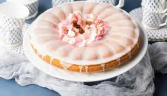https://cf.ltkcdn.net/cake-decorating/images/slide/224380-704x469-wiosenne-kwiaty-Bundt-cake.webp