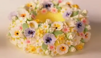 https://cf.ltkcdn.net/cake-decorating/images/slide/2243771-704x469-sugar-flowers-Bundt-cake.webp