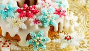 https://cf.ltkcdn.net/cake-decorating/images/slide/224374-704x469-Christmas-Bundt-cake.webp