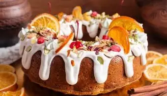 https://cf.ltkcdn.net/cake-decorating/images/slide/224375-704x469-Decorated-Bundt-cake.webp