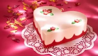 https://cf.ltkcdn.net/cake-decorating/images/slide/112743-850x565-Heart_Cake_Scalloped_Edge.webp