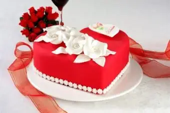 https://cf.ltkcdn.net/cake-decorating/images/slide/112736-800x600-Red_Heart_Fondant.webp