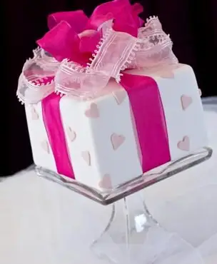 https://cf.ltkcdn.net/cake-decorating/images/slide/112737-604x795-Valentines_Present_Cake.webp