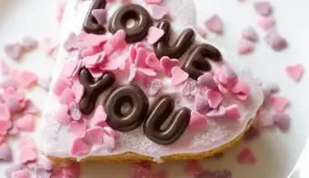 https://cf.ltkcdn.net/cake-decorating/images/slide/112739-849x565-Individual_Message_Heart_Cake.webp