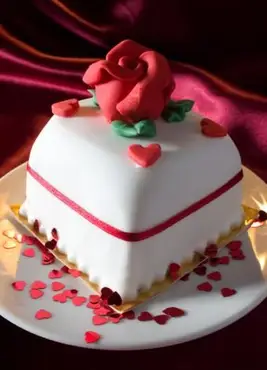 https://cf.ltkcdn.net/cake-decorating/images/slide/112741-566x848-Red_Rose_Cake.webp