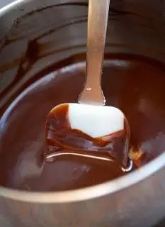 Una ciotola di glassa alla ganache