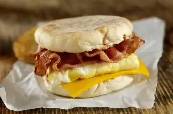 Sandwich déjeuner aux œufs, bacon et fromage