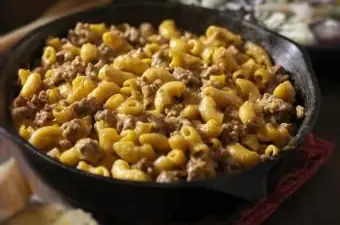 Macaroni au chili et fromage dans une poêle en fer