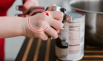 Woman Opening Can avec ouvre-boîte manuel