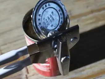 Ouvre-boîte coupant le couvercle de la boîte