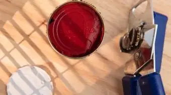 Boîte ouverte de pâte de tomate