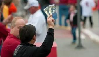 Jak zdobyć bilety na futbol uniwersytecki?