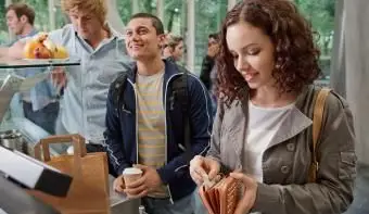 סכום ההוצאה כסף שסטודנטים במכללה זקוקים לו