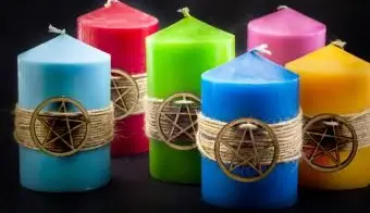 검은 바탕에 밧줄으로 묶인 촛불