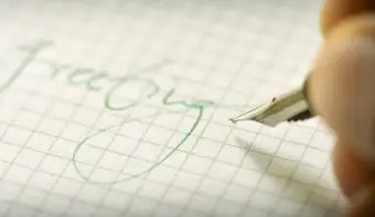 종이에 만년필로 쓰는 사람