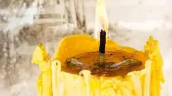 נר צהוב דולק