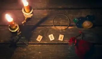 돈과 번영을위한 Wiccan Candle Spells