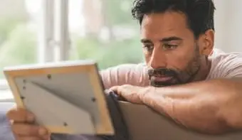 Mann schaut sich alte Bilder an