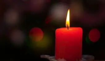 赤いろうそくの意味：力、情熱、ポジティブなエネルギー