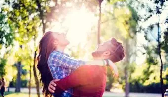 Radosna młoda para w parku miejskim