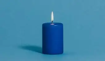 Candela blu su sfondo blu