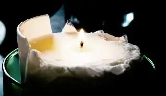 Candela accesa rotta nell'oscurità