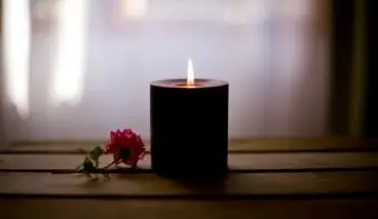 Czarna świeca z różą