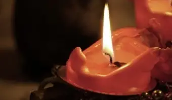 Červená horiaca sviečka