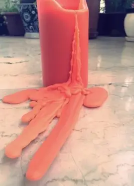 Roztopená sviečka na podlahe