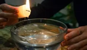 Veštenie so sviečkou na vode.