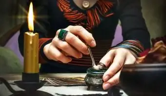 占い師の机のテーブルのタロットカード