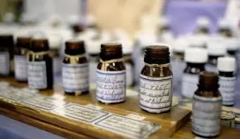 Huiles essentielles sur un étal de marché