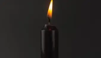 Bougie allumée noire