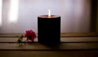 Sorts puissants de bougie noire avec des intentions positives