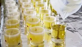 녹은 왁스를 나무 심지로 유리 홀더에 붓기