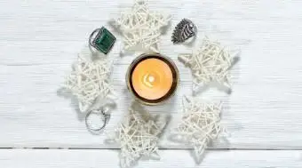 7 unikalnych opcji świec z biżuterią ukrytą w środku