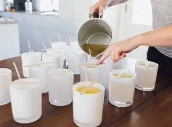 Verter cera en frascos de velas