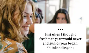 Student arbeitet mit Klassenkameraden am Computer