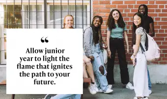 Lächelnde Mittelschüler auf dem Schulcampus